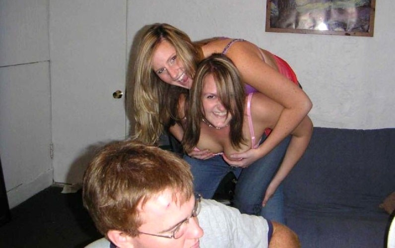 Wunderschöne sexy Amateur-Teens machen sich langsam auf dem Sofa nackig
 #77092600