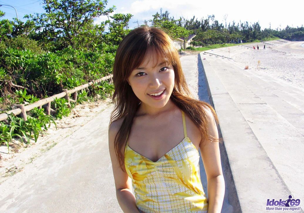 Un modèle asiatique mignon aime poser sur la plage.
 #69855975