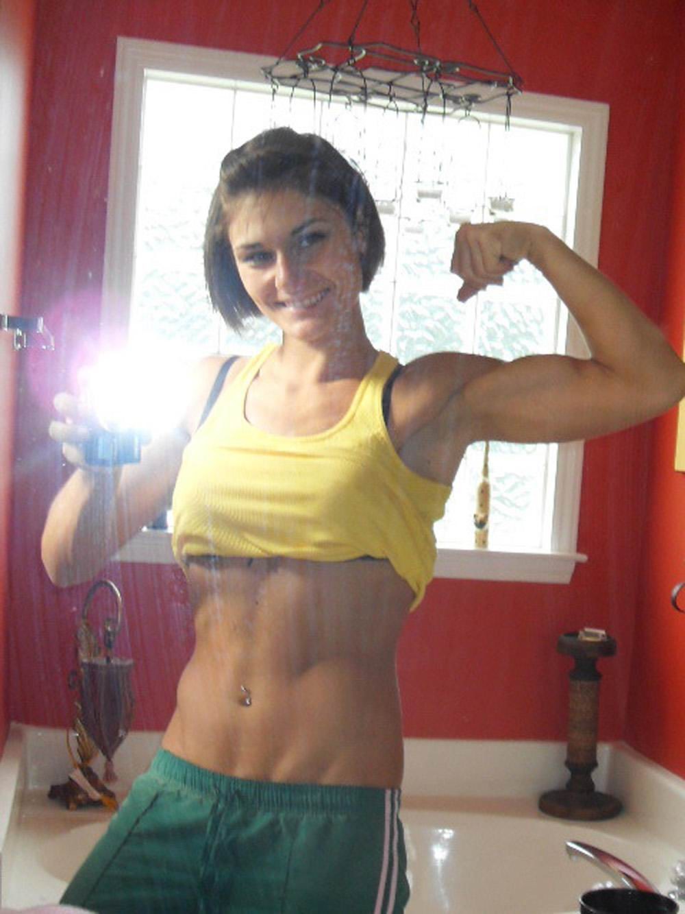 Las chicas de cuerpo duro mostrando sus magníficos abdominales
 #70982123