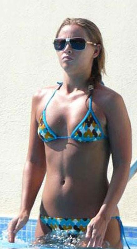 Célébrité Kimberley Walsh : un cul incroyable en bikini sexy.
 #75401417