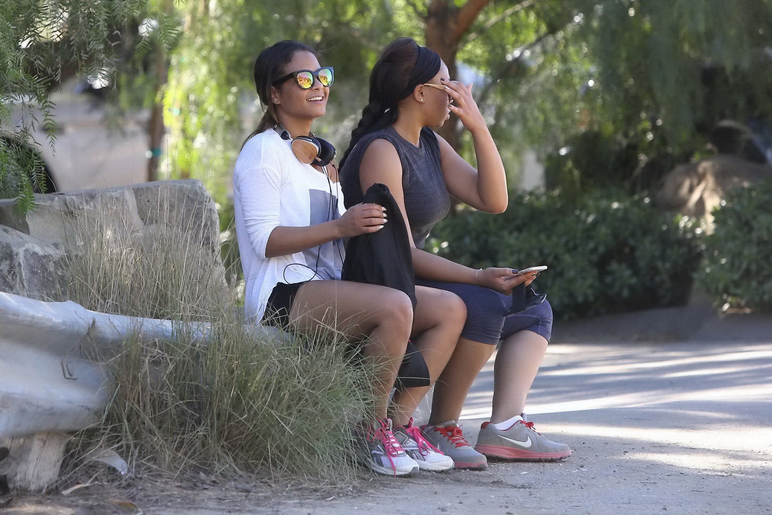 Christina milian che mostra il suo culo succoso in pantaloncini neri stretti a runyon canyon pa
 #75174673