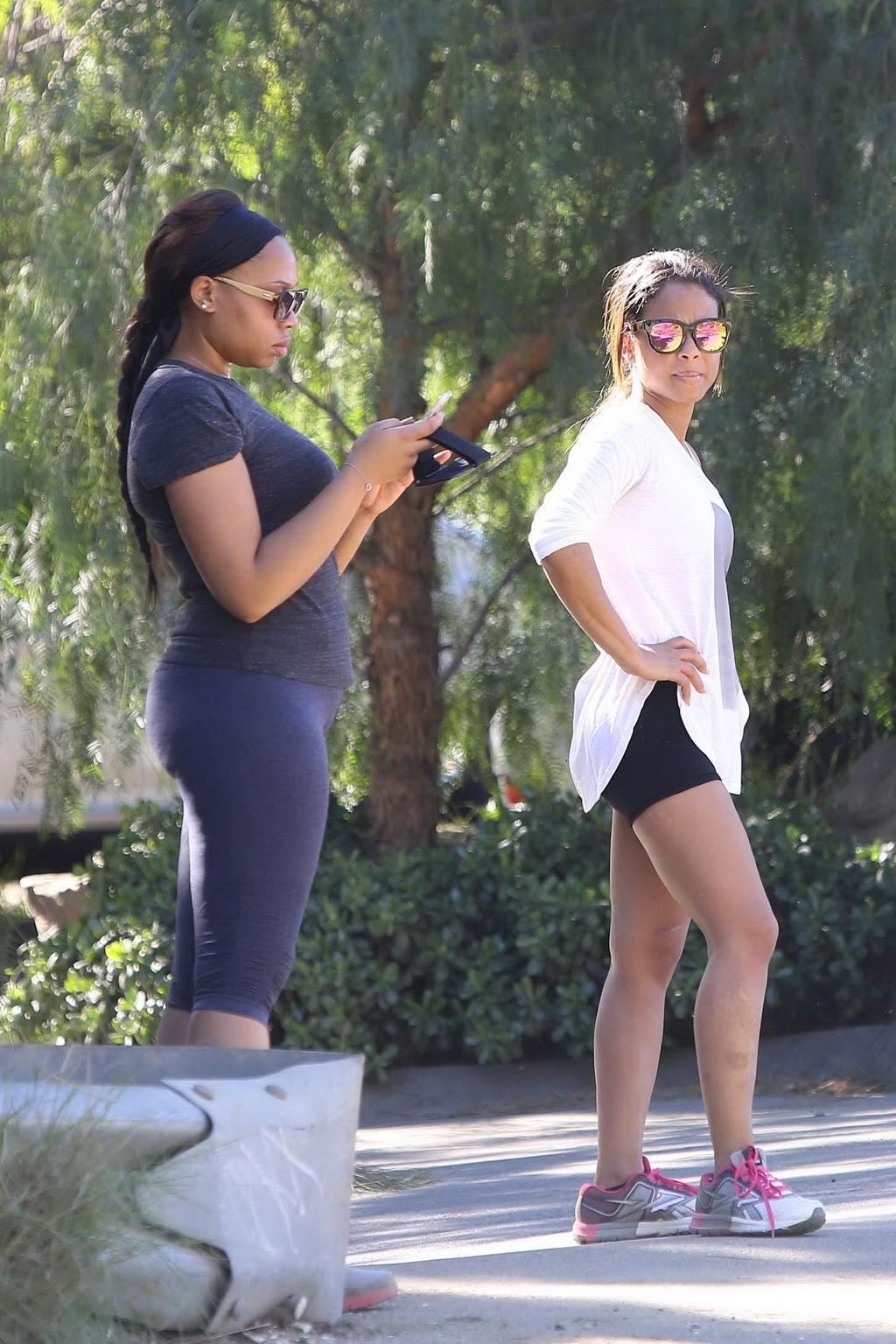 Christina milian che mostra il suo culo succoso in pantaloncini neri stretti a runyon canyon pa
 #75174724