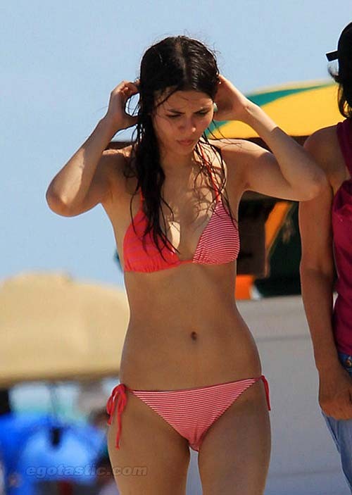 Victoria Justice très sexy et chaude en bikini sur la plage.
 #75290598