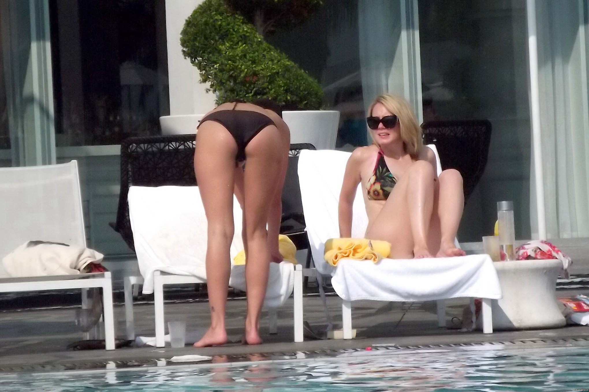 Sarah harding montrant son corps en bikini au bord d'une piscine à Miami
 #75299595