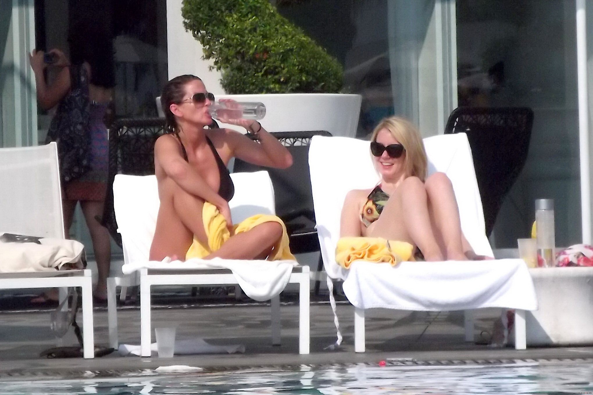 Sarah harding montrant son corps en bikini au bord d'une piscine à Miami
 #75299606