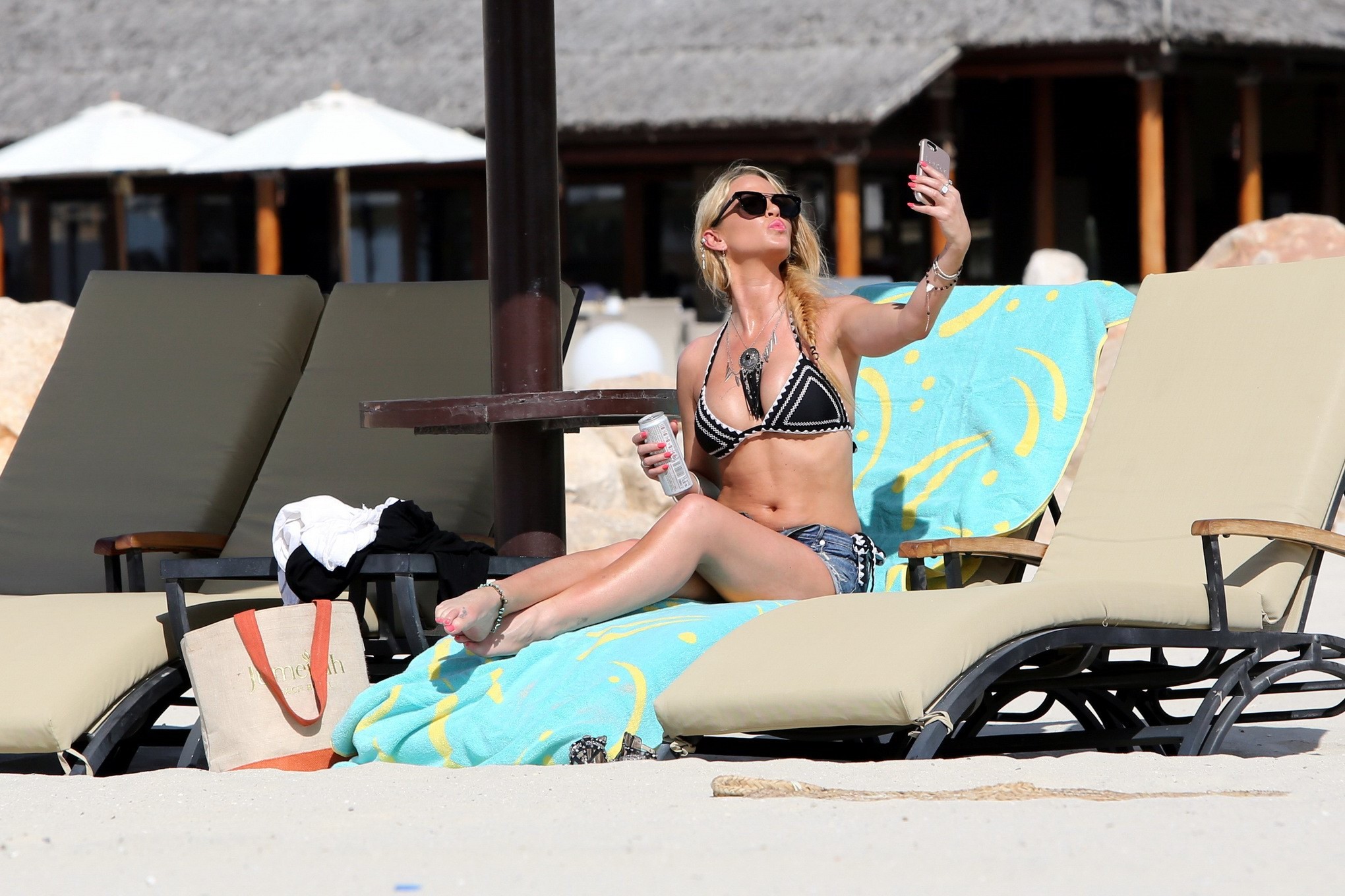 Sarah harding tetona en diminuto bikini monocromo en una playa
 #75140639