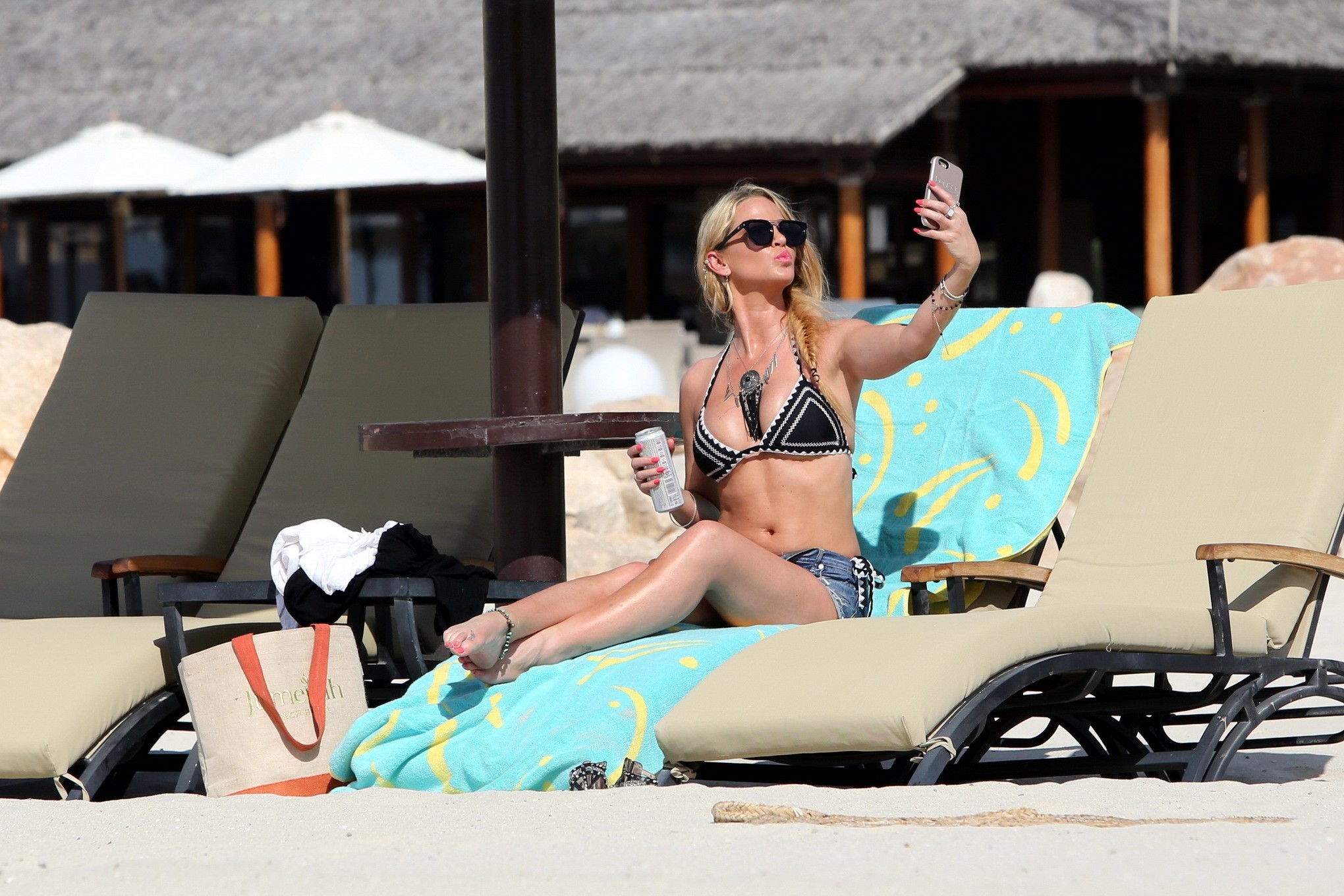 Sarah Harding en buste dans un minuscule bikini monochrome à la plage
 #75140650