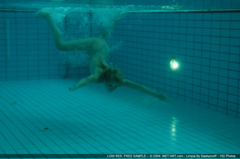 Jassie caliente pelirroja sexy nadando desnuda en la piscina
 #70634713