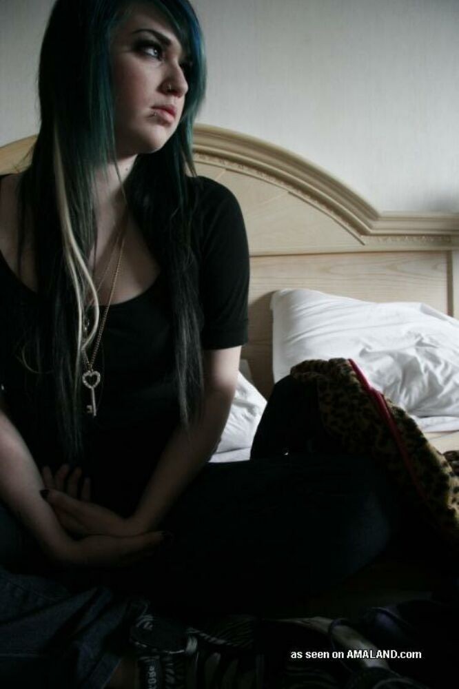 Emo and goth gfs posing and selfshot pics 13 #68276493