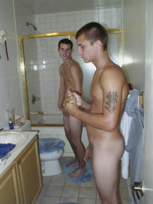 Zwei glatte Amateure waschen sich gegenseitig und pinkeln in einem Badezimmer
 #76935148