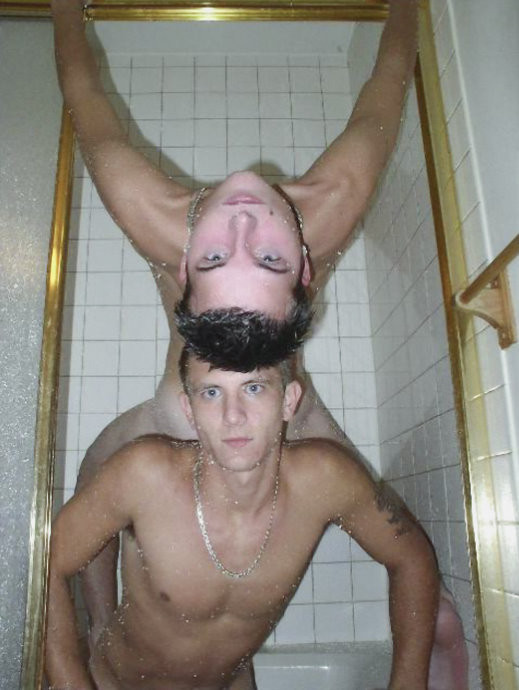 2人の滑らかなアマチュアがお互いに洗浄し、バスルームでおしっこをする
 #76935187