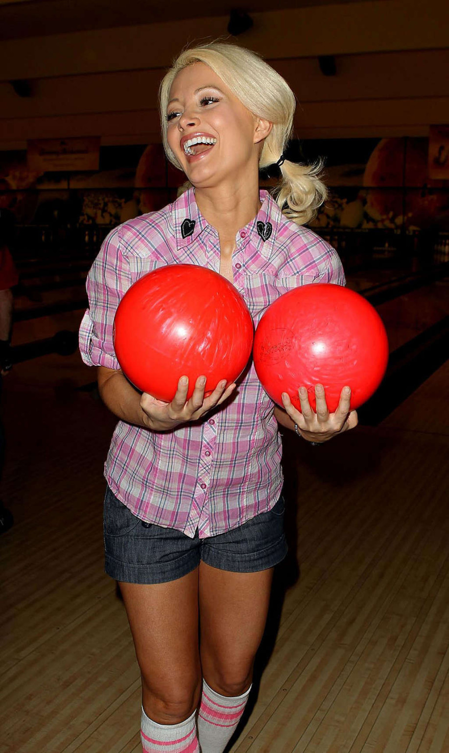 Holly madison che espone il suo cazzo di corpo sexy e culo caldo in bowling club
 #75348214