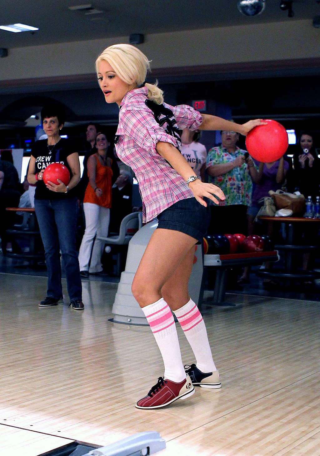 Holly madison che espone il suo cazzo di corpo sexy e culo caldo in bowling club
 #75348215