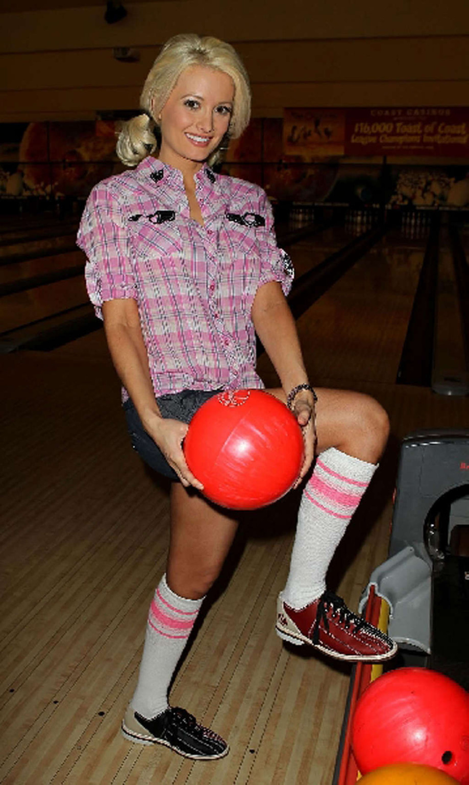 Holly madison exposant son corps sexy et son cul chaud dans un club de bowling
 #75348242