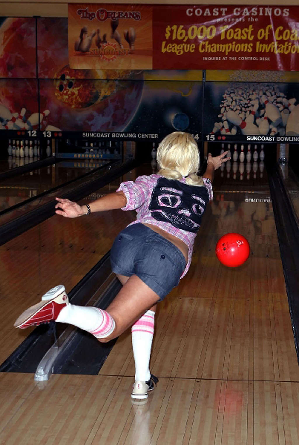 Holly Madison exposing her fucking sexy body and hot ass in bowling club #75348266