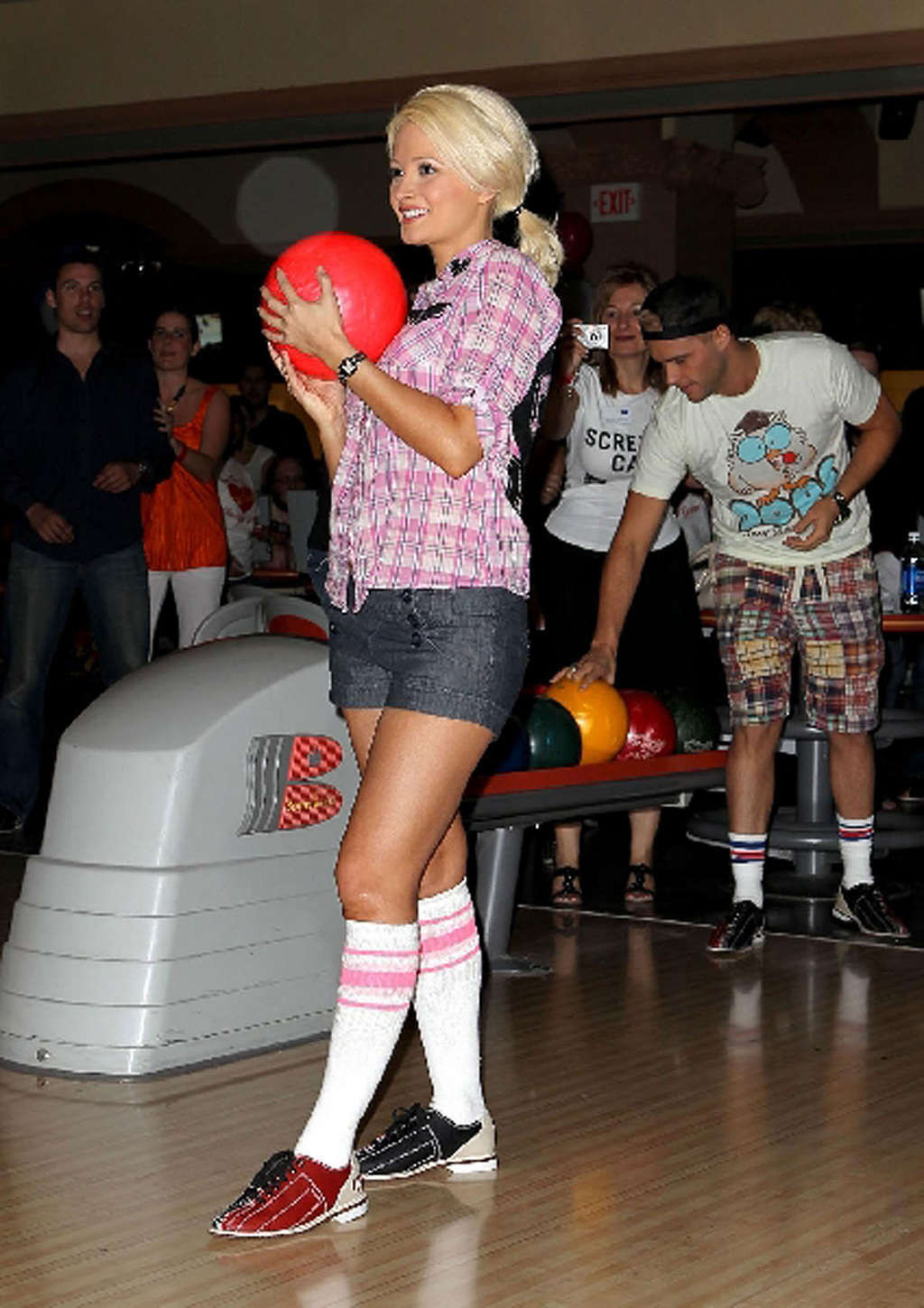 Holly madison exposant son corps sexy et son cul chaud dans un club de bowling
 #75348267