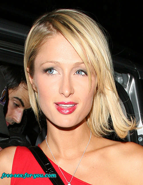 Paris hilton mostrando el coño afeitado y las tetas pequeñas
 #75418914