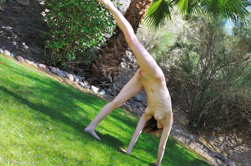 Pelirroja flexible hace volteretas desnuda en el campo de golf
 #67317964
