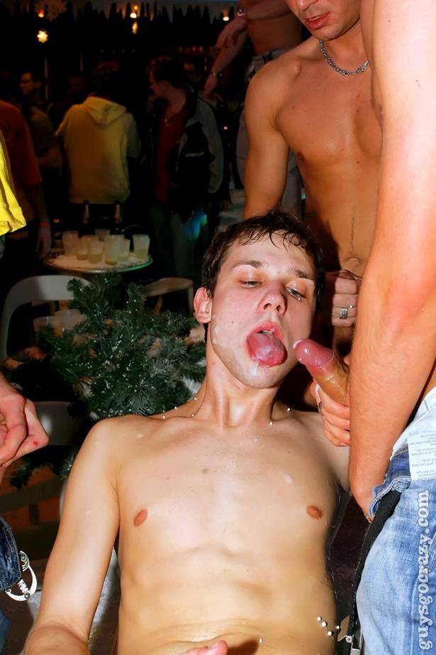Ragazzi gay caldi che scopano e succhiano in una mega orgia inzuppata di sperma
 #76984725