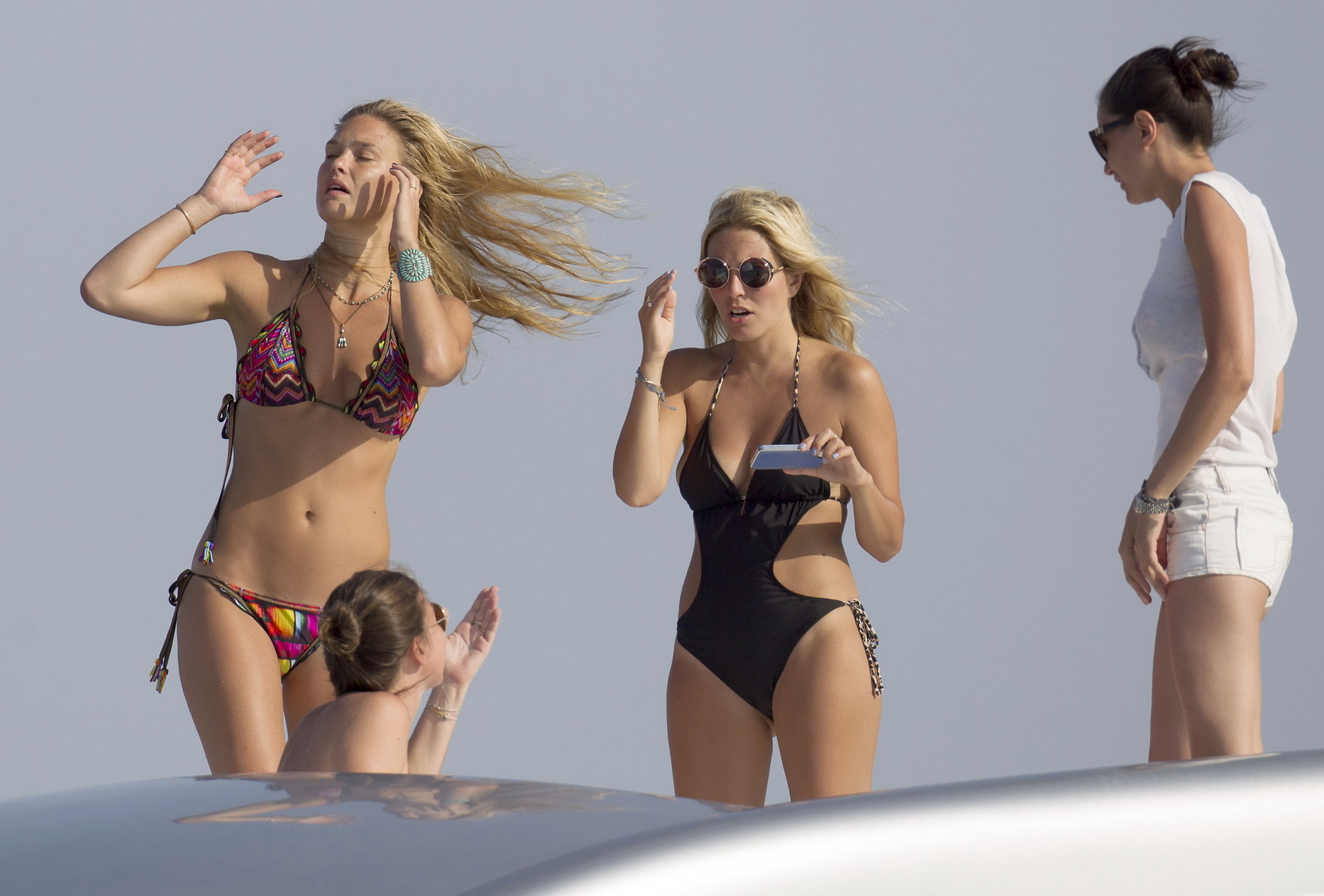 Bar Refaeli portant un bikini coloré sur un yacht à Ibiza.
 #75224117