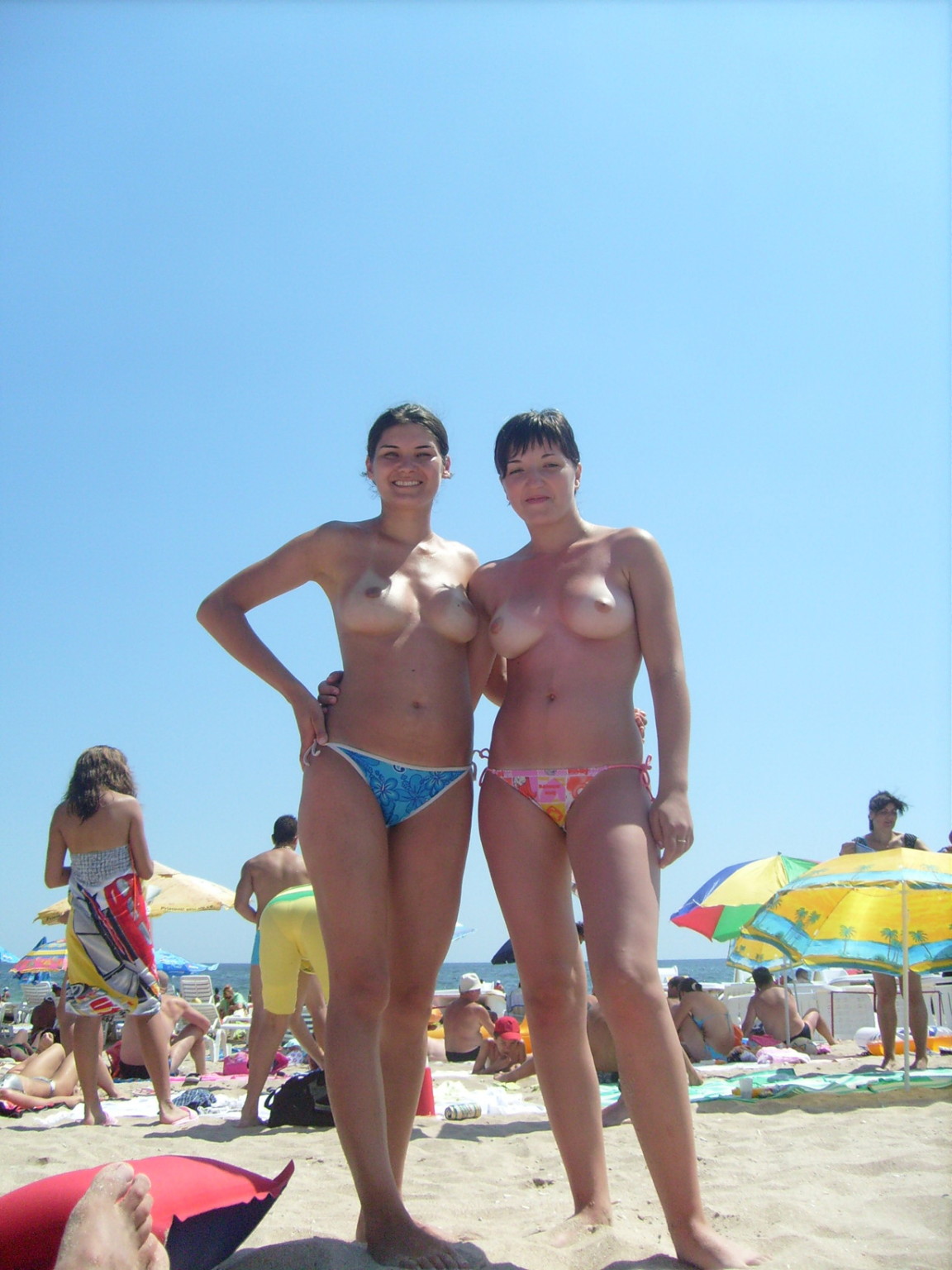 Heiße russische Nudistin streift hier ihren Bikini ab #72249950