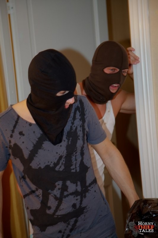 Dos ladrones enmascarados irrumpen y se follan a una inocente adolescente.
 #76762164