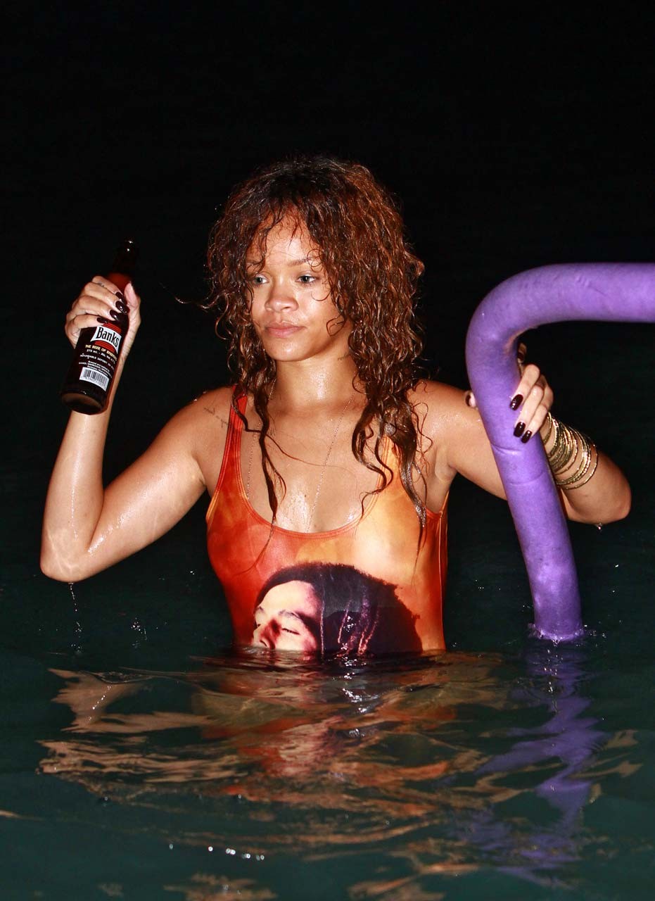 Rihanna entblößt ihren verdammt sexy und heißen Bikinikörper und Arsch am Strand
 #75292912