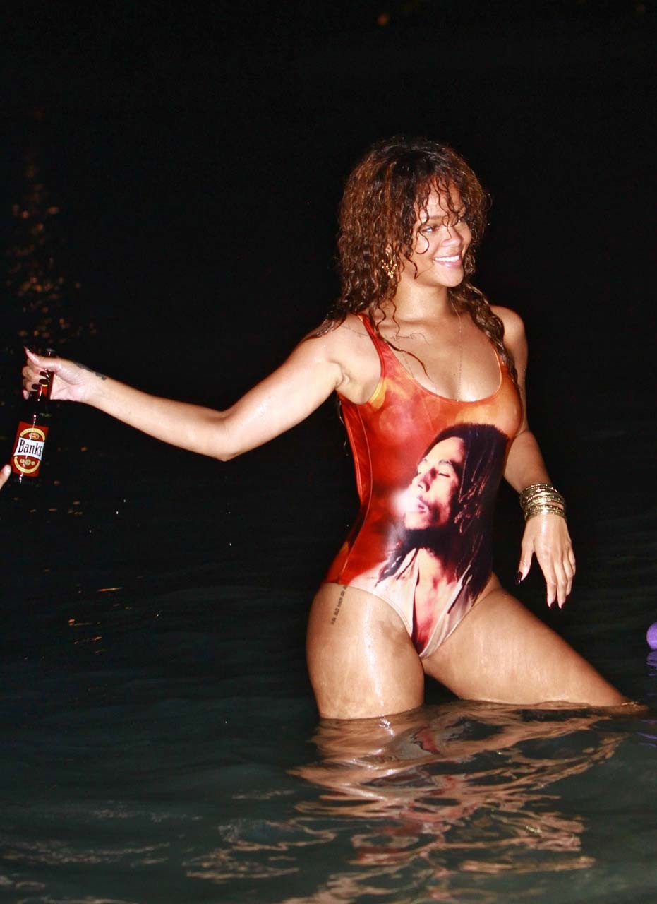 Rihannaは、ビーチで彼女のクソセクシーでホットなビキニのボディとお尻を露出している。
 #75292916