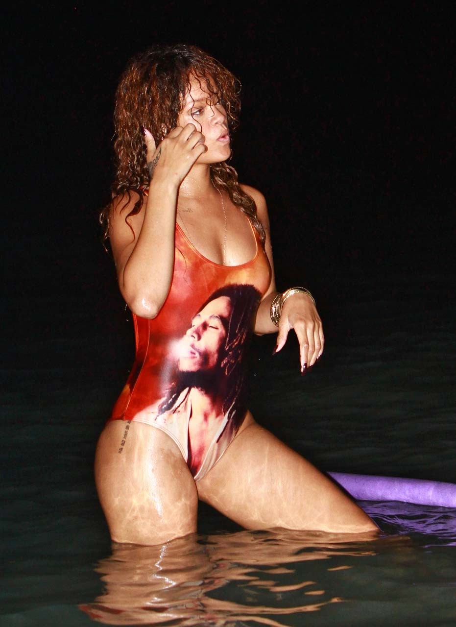Rihannaは、ビーチで彼女のクソセクシーでホットなビキニのボディとお尻を露出している。
 #75292924