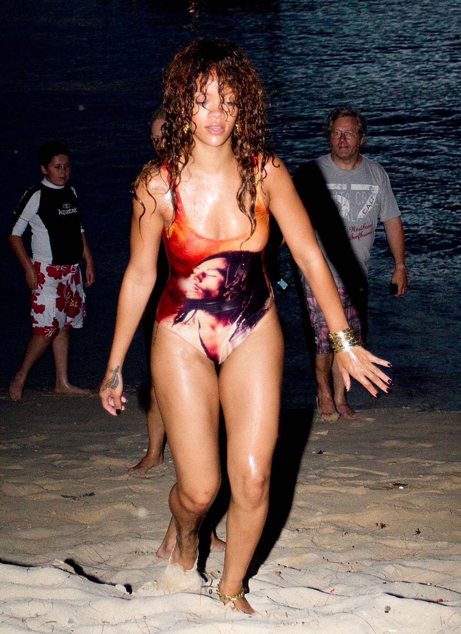Rihannaは、ビーチで彼女のクソセクシーでホットなビキニのボディとお尻を露出している。
 #75292947