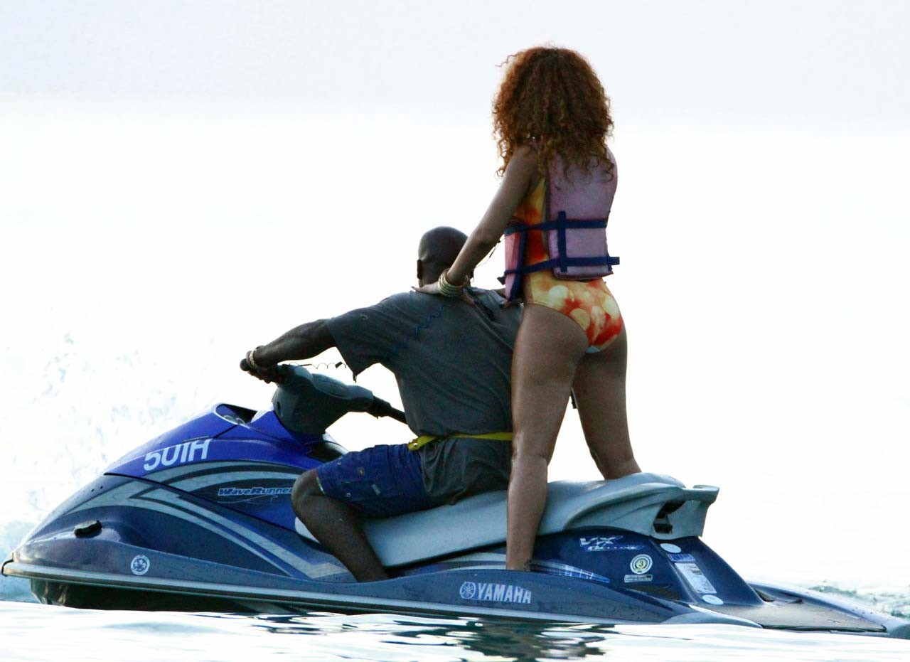 Rihannaは、ビーチで彼女のクソセクシーでホットなビキニのボディとお尻を露出している。
 #75292964