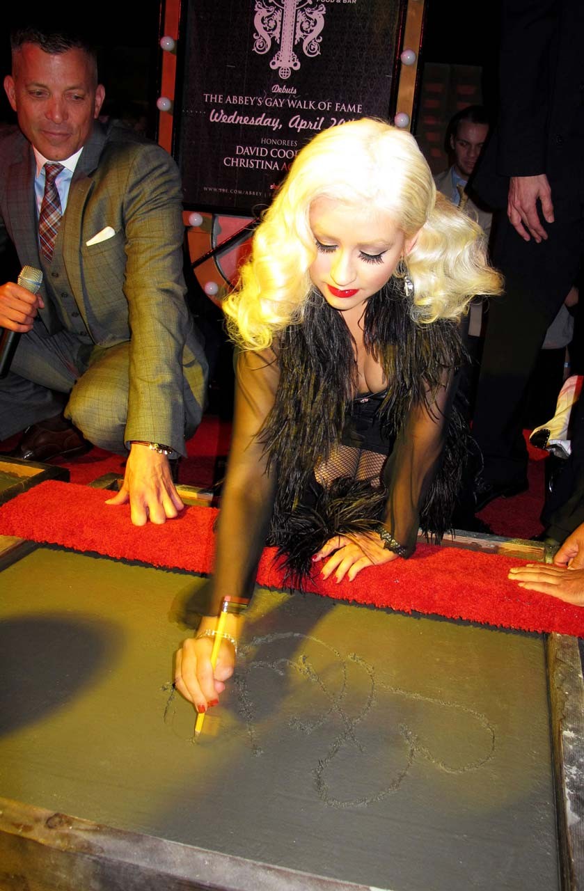 Christina Aguilera zeigt ihre nackte Muschi im Upskirt im Auto Paparazzi Bilder
 #75307700