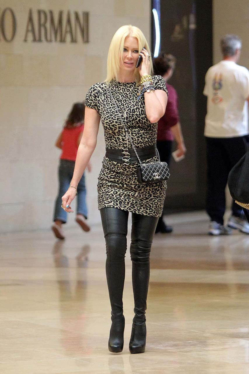 Jenna Jameson shoppt neue "Fuck Me"-Stiefel und zeigt sich langbeinig im Minirock auf Paparazzi-Fotos
 #75309021