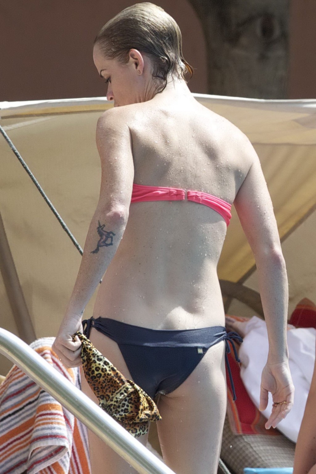 Taryn manning luciendo bikini sexy en la piscina en hawaii
 #75271480