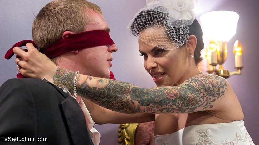 Ts foxxy in Dessous Arsch fickt ihren Mann zane anders während ihrer Hochzeitsnacht
 #68716985