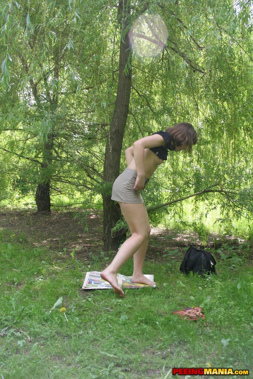 Une jeune fille salope baisse sa culotte et pisse sur un journal dans les bois.
 #76518530