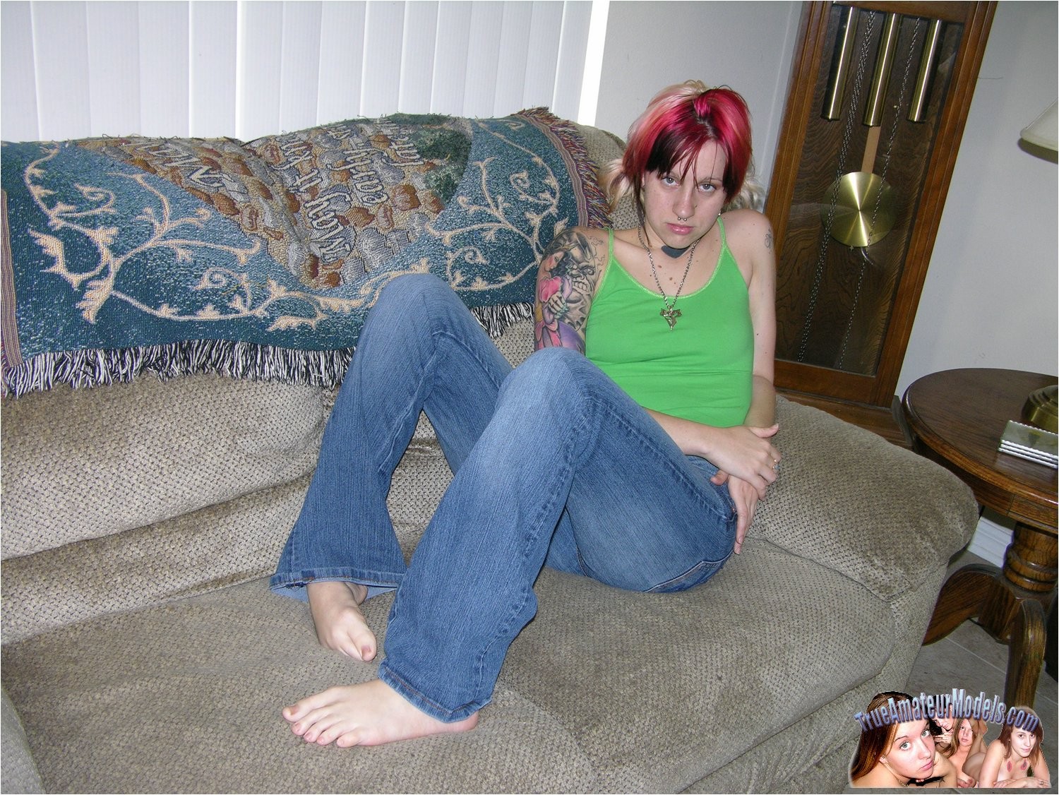 Una chica punk rock que se abre de piernas para su novio
 #68165085