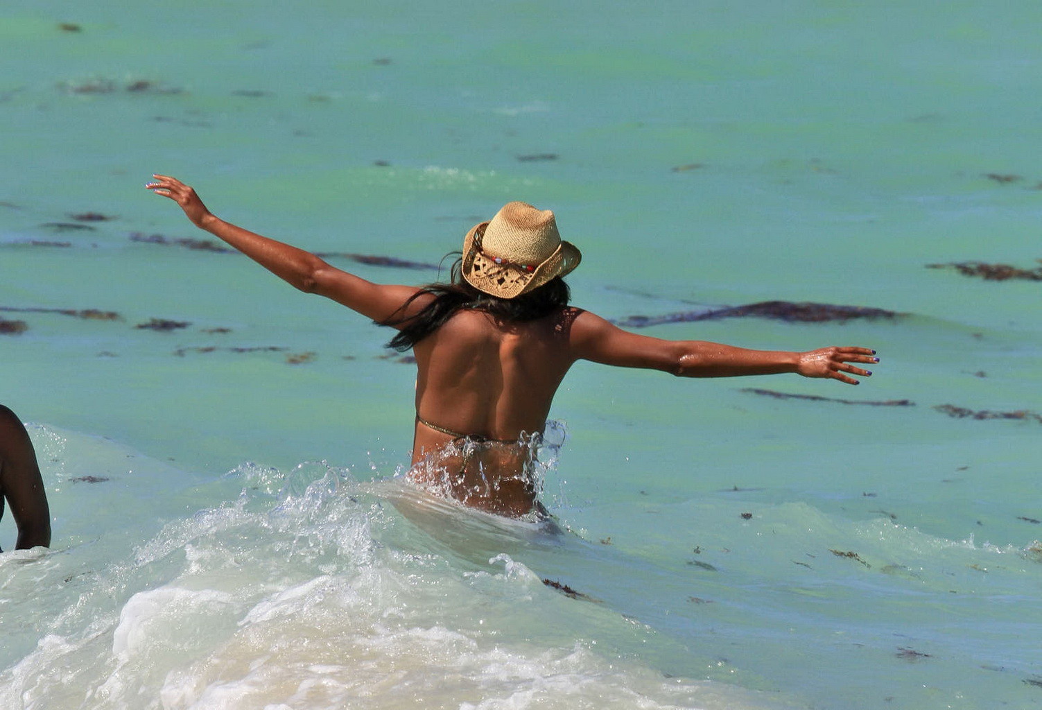 Gabrielle union mostrando su redondo culo con un escaso bikini blanco en el b
 #75261489