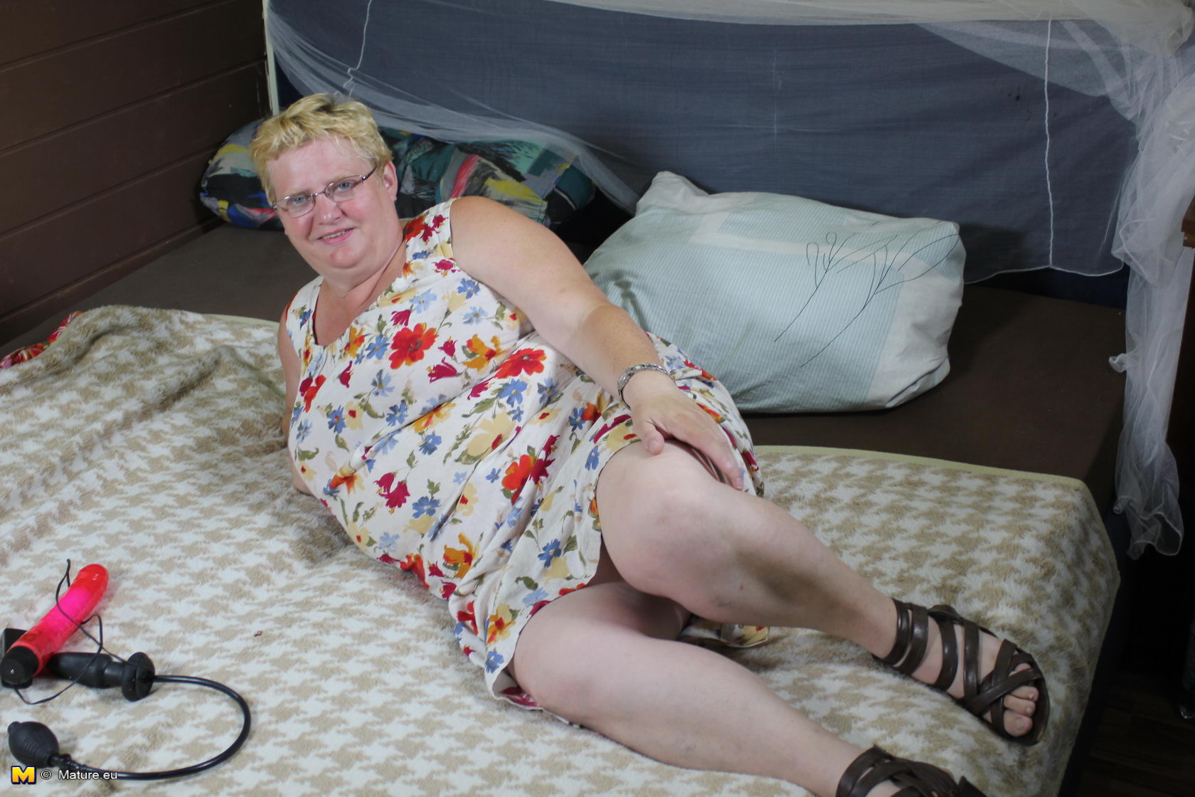Femme au foyer grassouillette se préparant à se tortiller
 #67237008