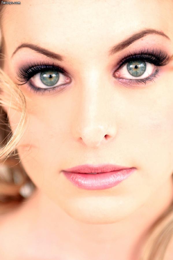 Rubia tetona alexa kai haciendo un consolador
 #74084774