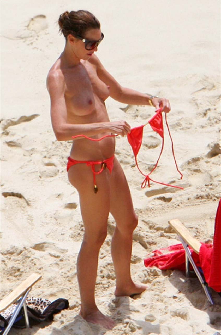 Tamara Mellon che espone le sue belle tette grandi sulla spiaggia e sexy in bikini
 #75322610