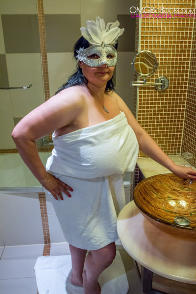 Un amateur masqué et potelé joue avec ses gros seins dans la salle de bain.
 #67384833