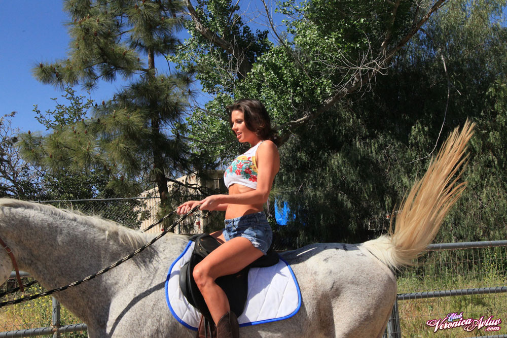 Veronica Avluv and Devon Lee get horny after a horse riding #70286347
