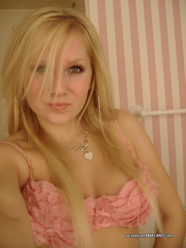 Nena rubia posando sexy en autofotos amateur calientes
 #75693947