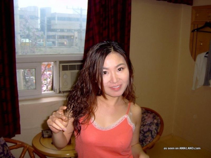 Sélection d'une nana thaïlandaise sexy qui taquine son copain à la webcam
 #67591714