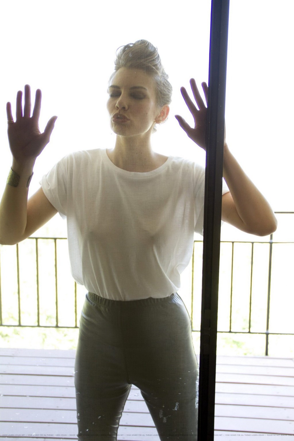 Lauren Cohan, sans soutien-gorge et portant plusieurs tenues transparentes pour le magazine ladygunn.
 #75215067