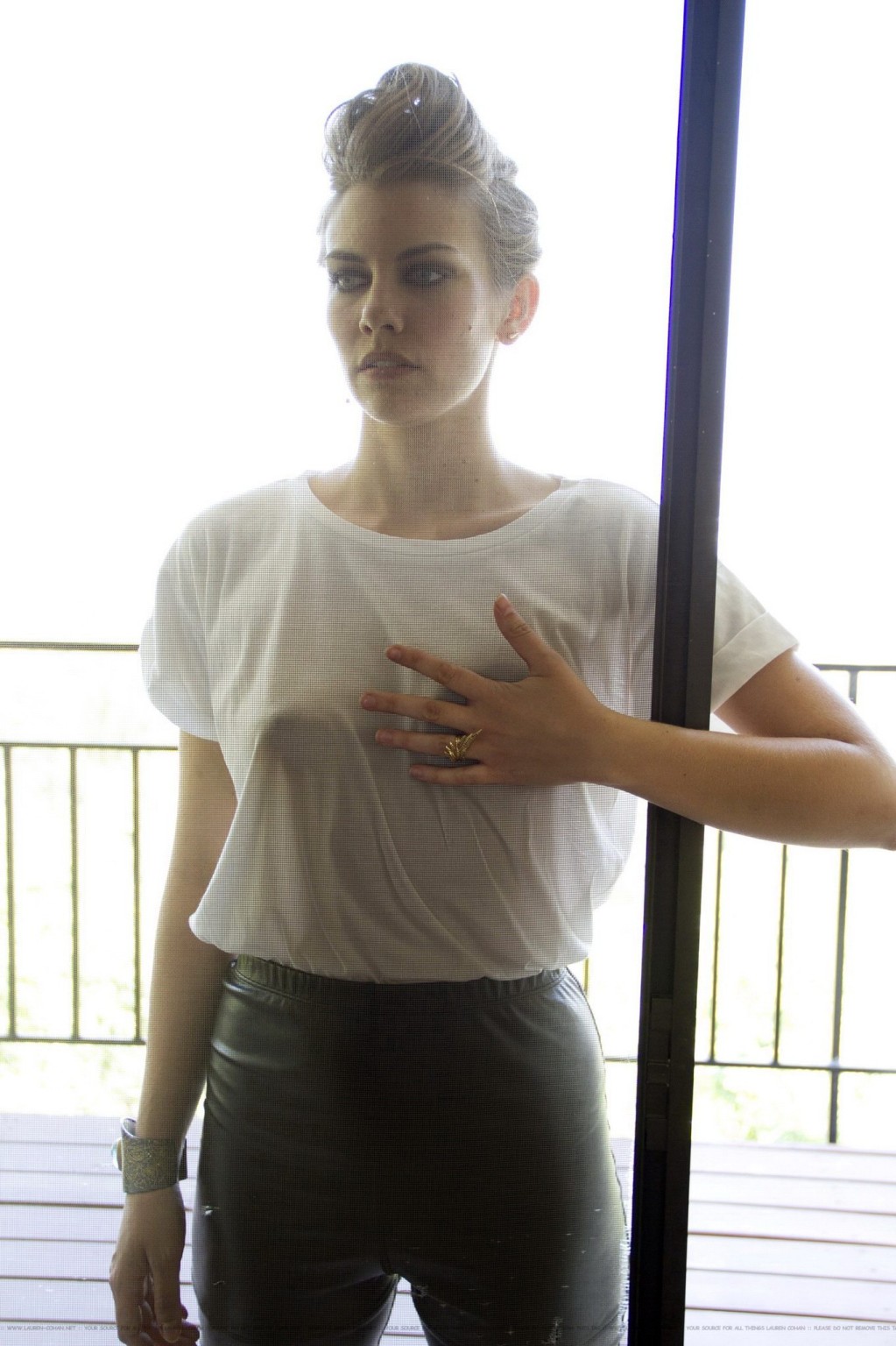 Lauren Cohan, sans soutien-gorge et portant plusieurs tenues transparentes pour le magazine ladygunn.
 #75215079
