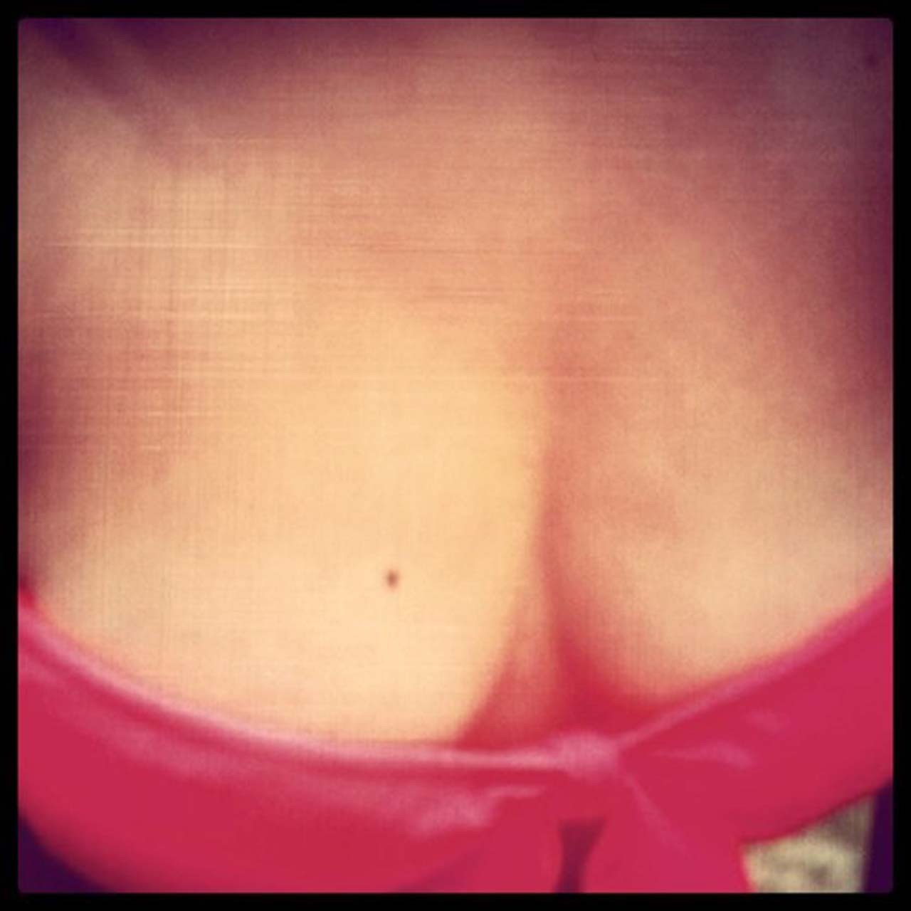 セレーナ・ゴメス、胸の谷間を露出したプライベート写真を公開
 #75292289