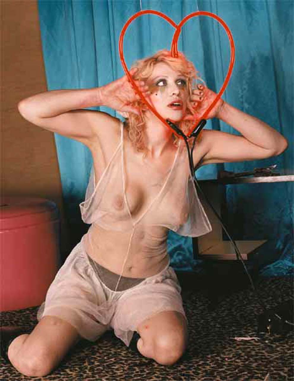 Courtney love mostrando le sue belle tette e posa sexy in foto bikini paparazzi
 #75314585