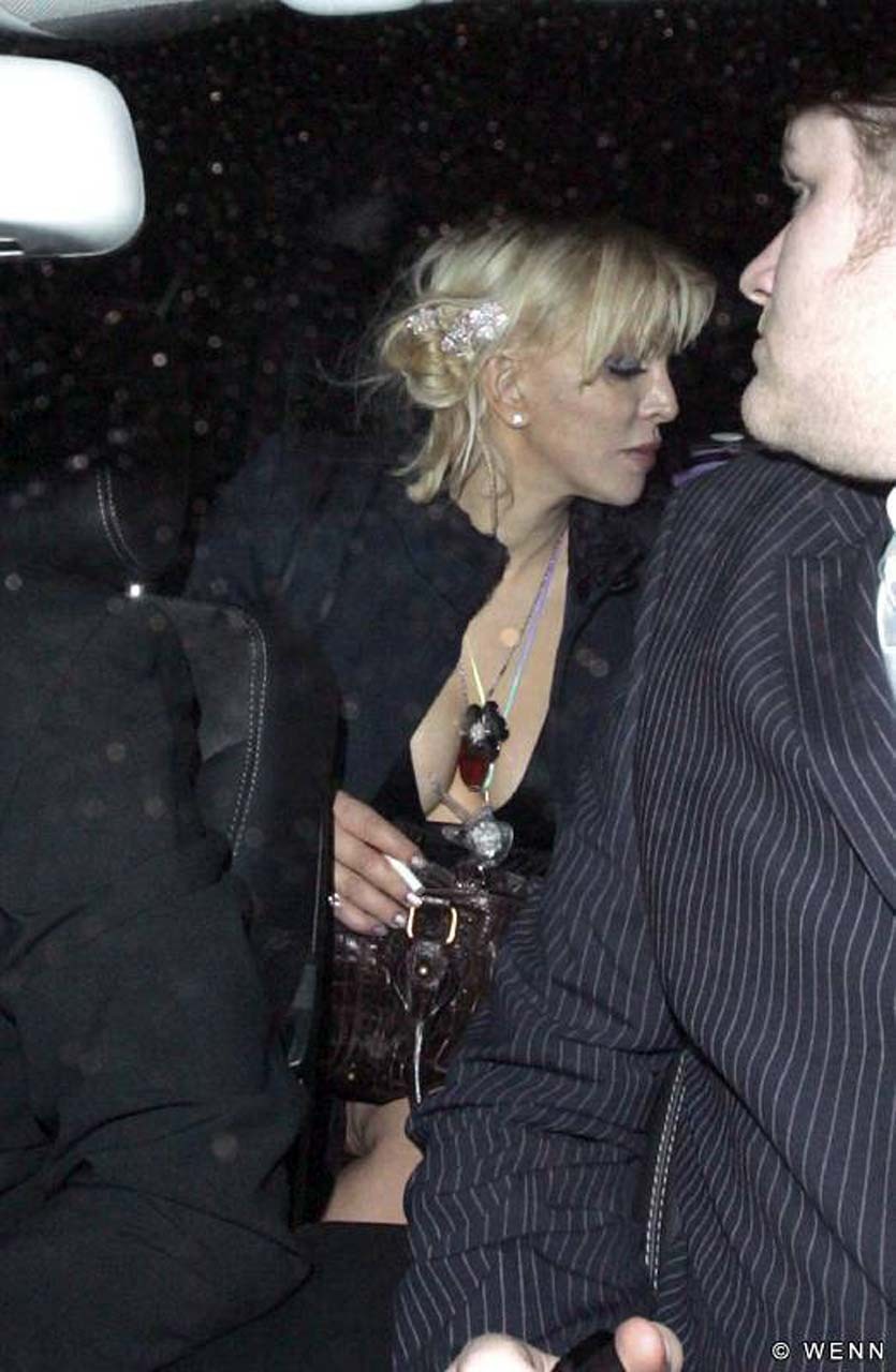 Courtney Love showing her nice boobs and posing sexy in bikini paparazzi picture #75314588